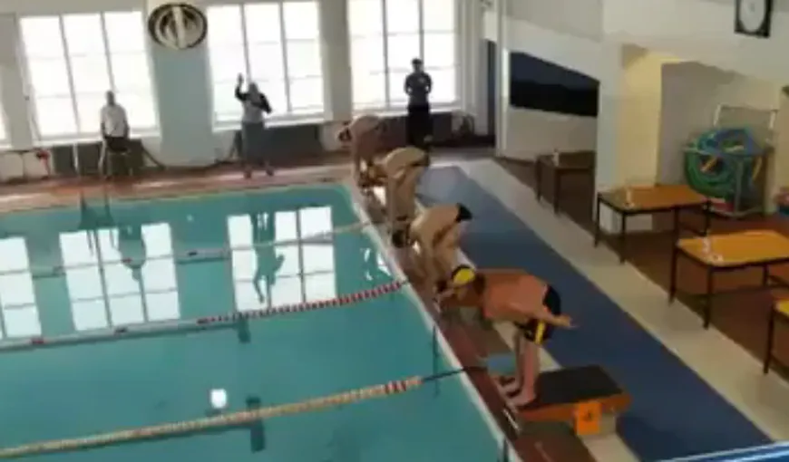 Cum arată un concurs de înot după ce concurenţii ruşi rad câte o sticlă de votcă VIDEO