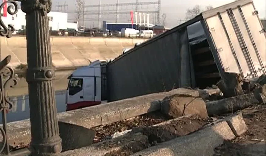 Accident în Capitală. Un TIR a ajuns în râul Dâmboviţa VIDEO