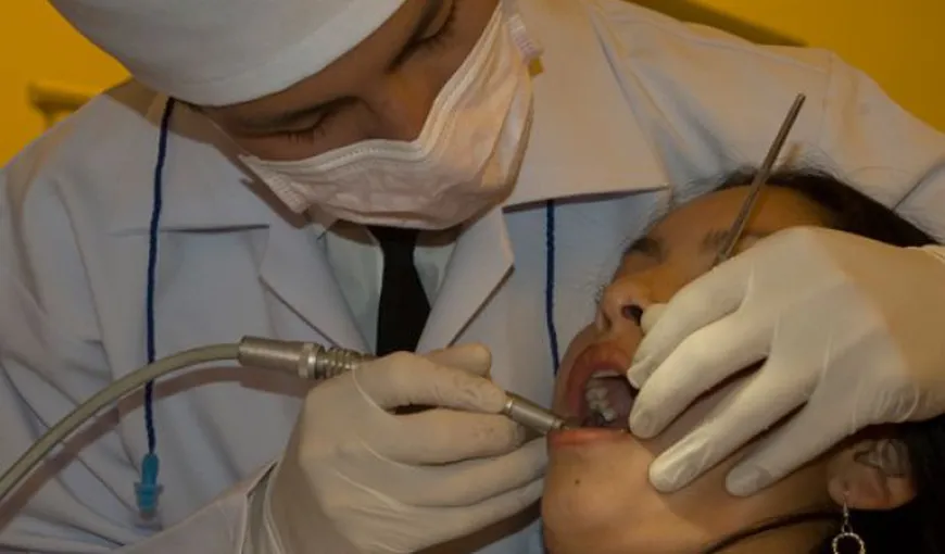 Clipe de groază la dentist. O tânără acuză un medic de neglijenţă după ce i-a rupt un ac într-o măsea