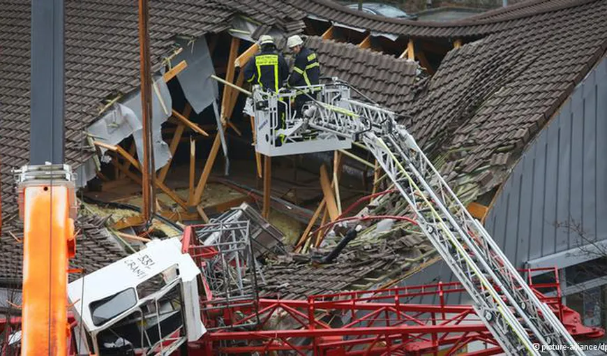 Un mort şi cinci răniţi în Germania, după căderea unei macarale peste un supermarket Aldi