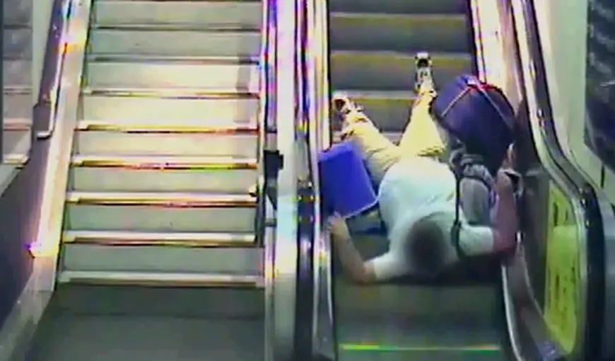Cele mai haioase căzături pe scările rulante VIDEO