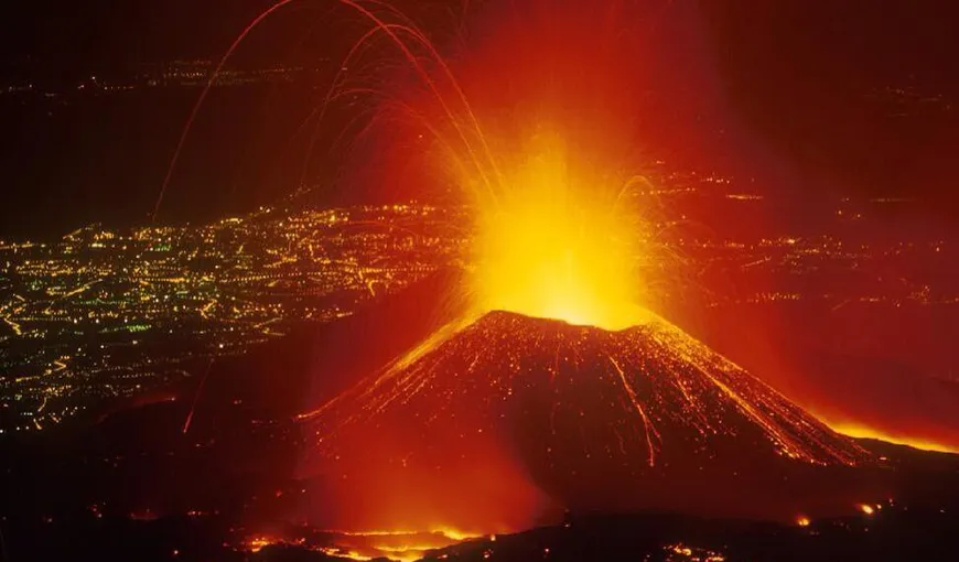 Vulcanul Etna din Sicilia a erupt din nou. Aeroportul din Catania a fost închis VIDEO