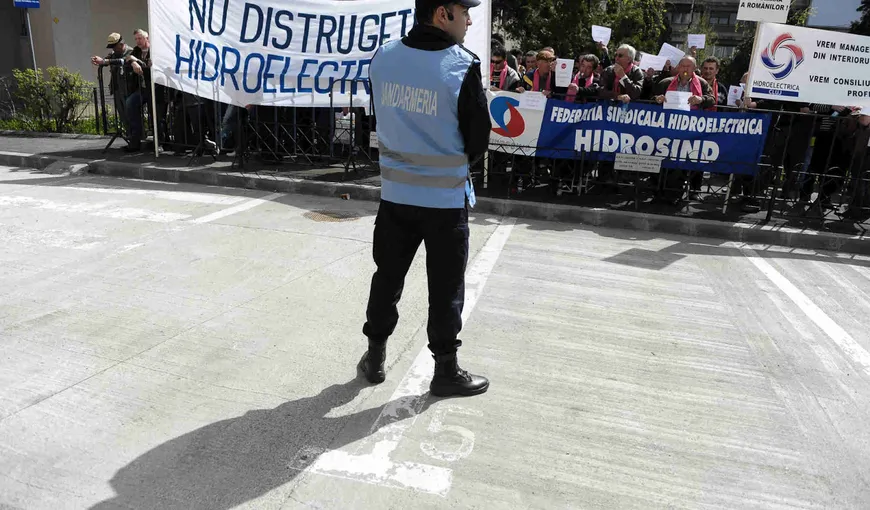 Sindicaliştii de la Hidrosind au protestat în faţa sediului Hidroelectrica