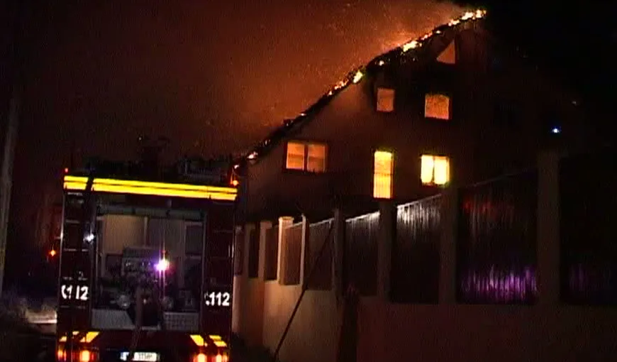 Incendiu DEVASTATOR în Sibiu. Două familii au rămas pe drumuri VIDEO