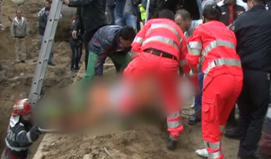 Un copil de 15 ani, rănit de surparea unui mal de pământ