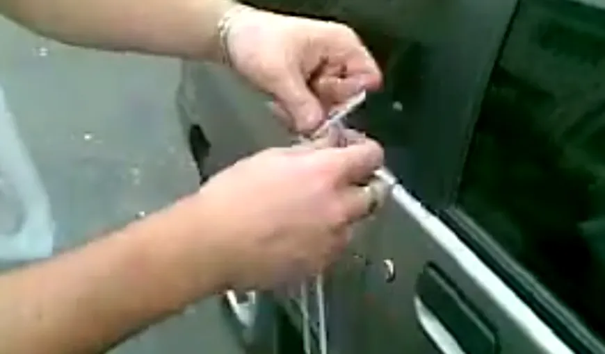 Atenţie la hoţi! Cum se deschide o maşină în cinci secunde cu ajutorul unui banal şiret VIDEO