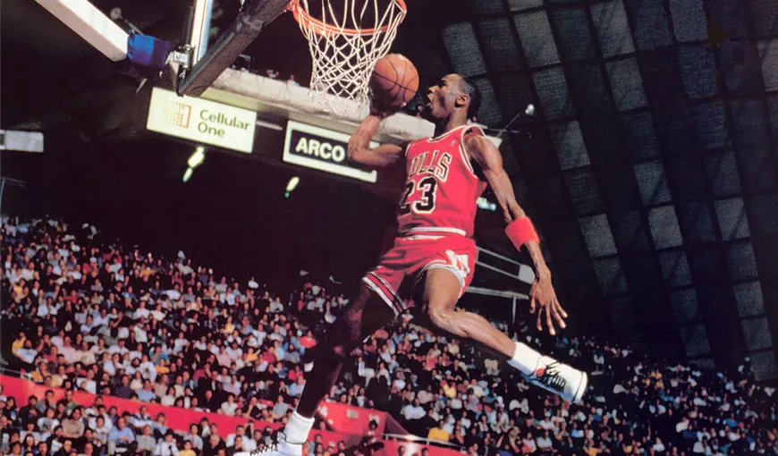 O pereche de ghete cu care a jucat Michael Jordan, vândută la licitaţie