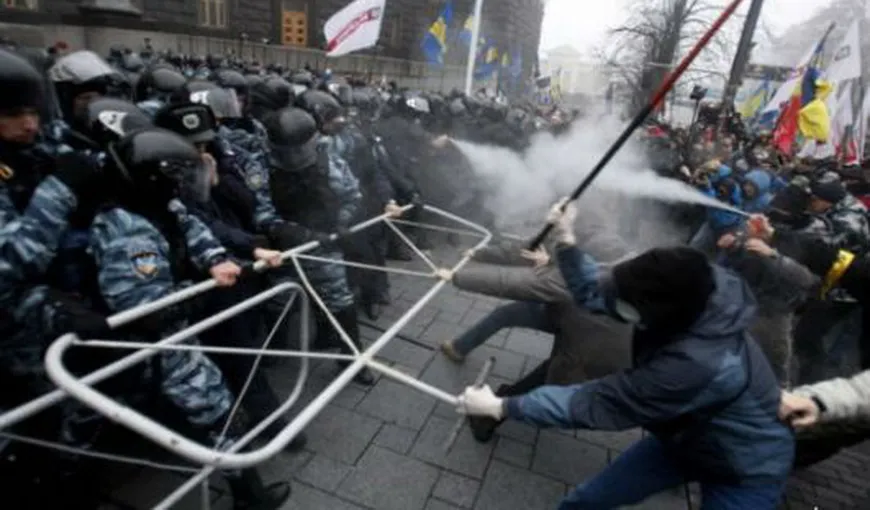 REVOLUŢIE ÎN UCRAINA: Poliţia i-a dispersat pe manifestanţii care blocau mai multe clădiri din Kiev