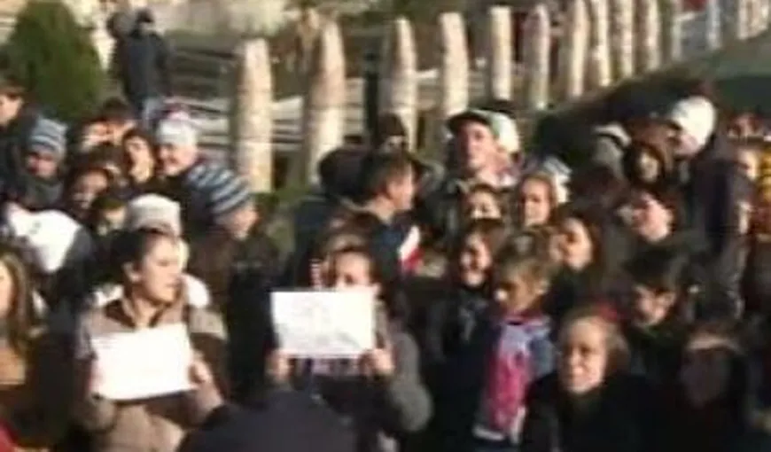 MARŞ de PROTEST al elevilor târgovişteni: Liceenii s-au dus la PRIMĂRIE să ceară CĂLDURĂ ÎN ŞCOLI VIDEO