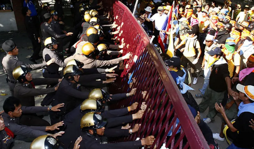 Premierul thailandez dizolvă Parlamentului, dar fără efect asupra manifestanţilor