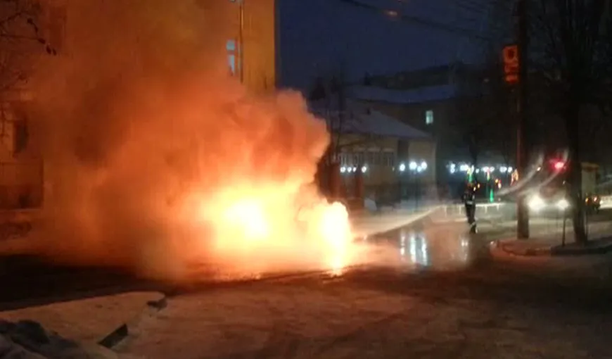 O maşină a ars ca o torţă pe o stradă din Suceava VIDEO
