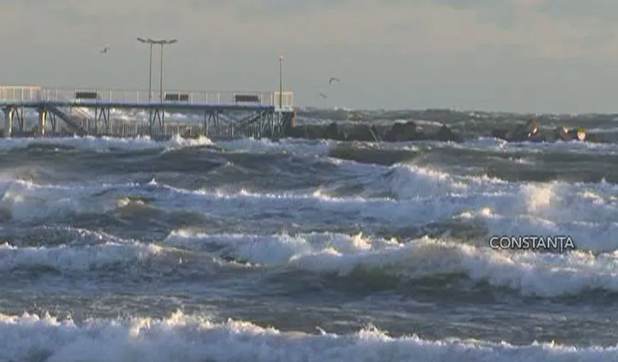 Vânt puternic în aproape jumătate ţară: Pe mare, valurile ating 5-6 metri înălţime VIDEO