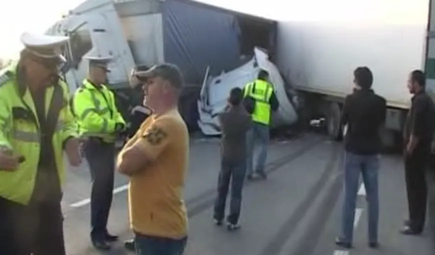 Accident grav în Argeş. Doi poliţişti au intrat cu maşina într-un TIR VIDEO
