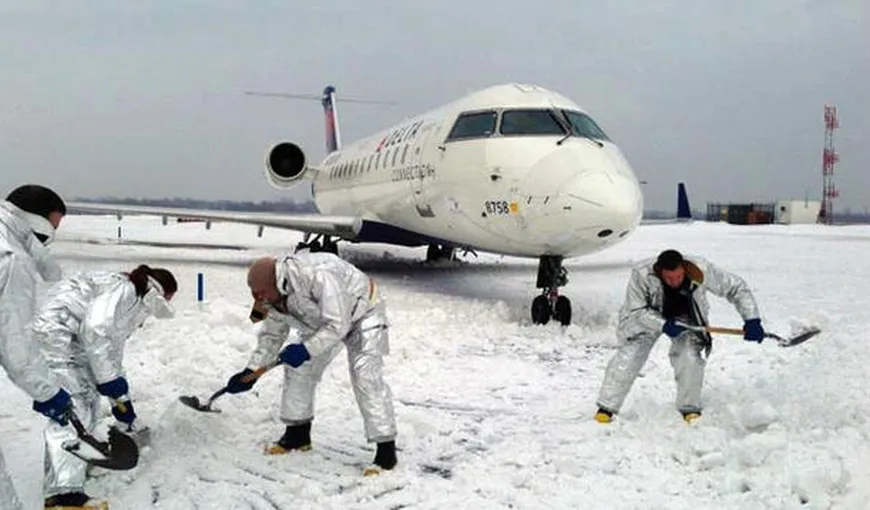 Un avion ieşit de pe pistă din cauza zăpezii: Aeroportul JFK din New York a fost închis