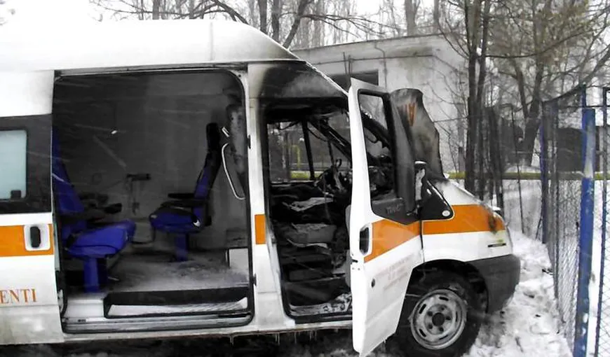 Singura ambulanţă a Spitalului Judeţean Galaţi a luat foc din cauza suprasolicitării VIDEO