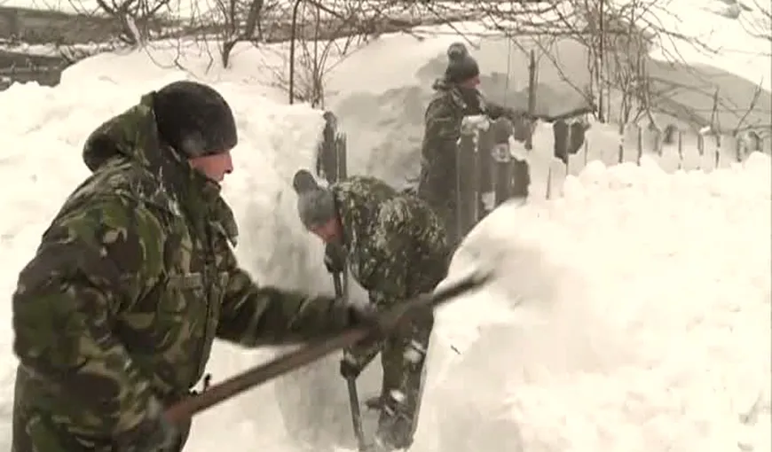 Armata continuă să intervină în zonele afectate de ninsori. Camioanele transportă alimente către sinistraţi