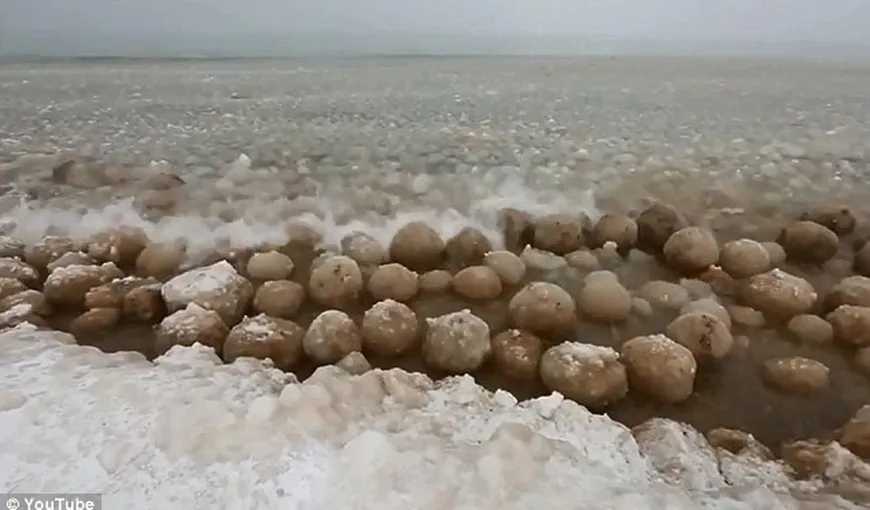 Fenomen rar în SUA: Vortexul polar a creat sfere gigantice de gheaţă pe un lac VIDEO