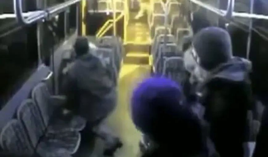 Scene şocante într-un autobuz: Un bărbat a scos arma din senin şi a tras spre un pasager VIDEO
