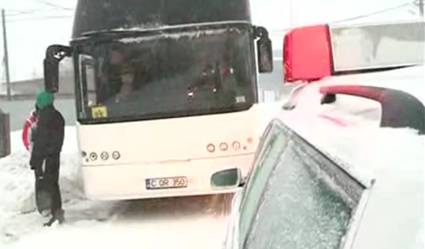 Un autocar plin cu copii, BLOCAT în nămeţi. Elevii au fost cazaţi într-o şcoală VIDEO