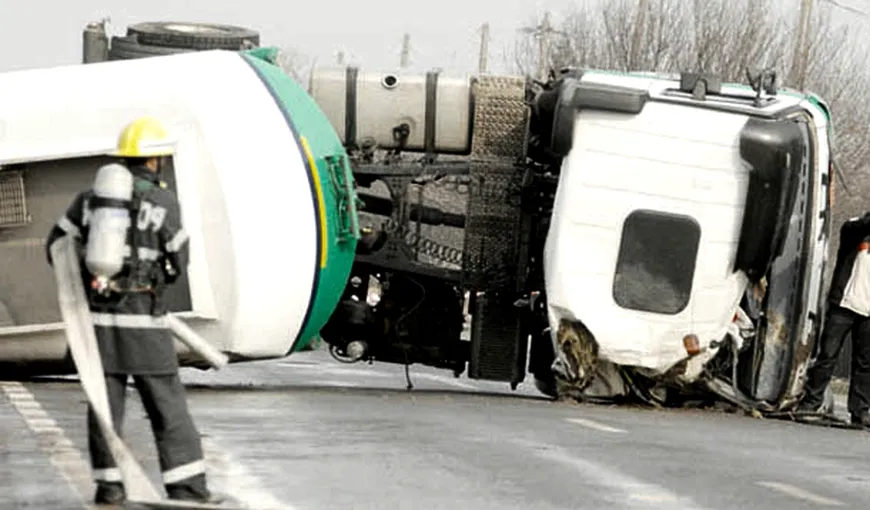 O cisternă plină cu 23 de tone de benzină şi motorină s-a răsturnat la intrarea pe autostrada Timişoara-Arad