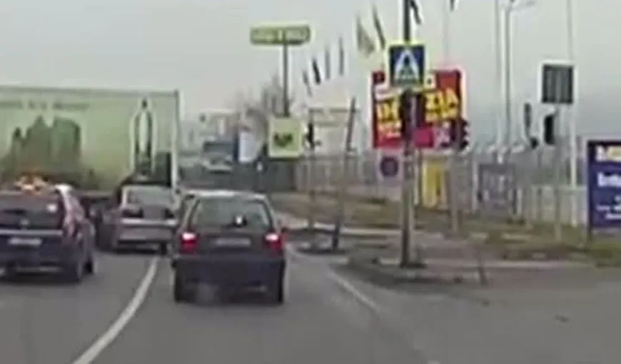 Accident de circulaţie, surprins de o cameră amplasată pe bordul unei maşini VIDEO