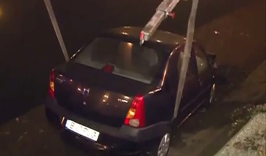 Accident spectaculos în Bucureşti. O şoferiţă a plonjat cu maşina în Dâmboviţa VIDEO