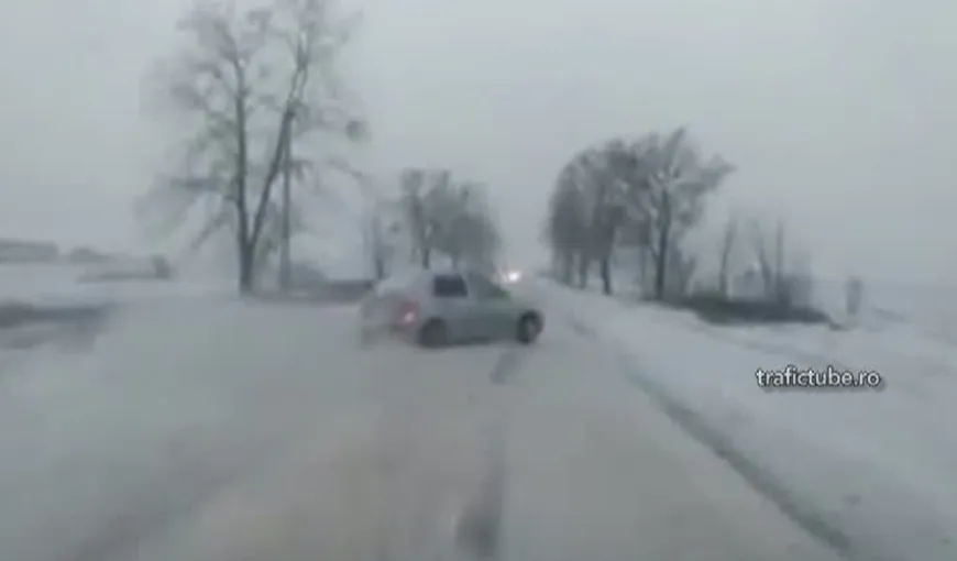 Au fost la un pas de un ACCIDENT GRAV. O maşină plină cu pasageri a derapat pe un drum cu gheaţă VIDEO