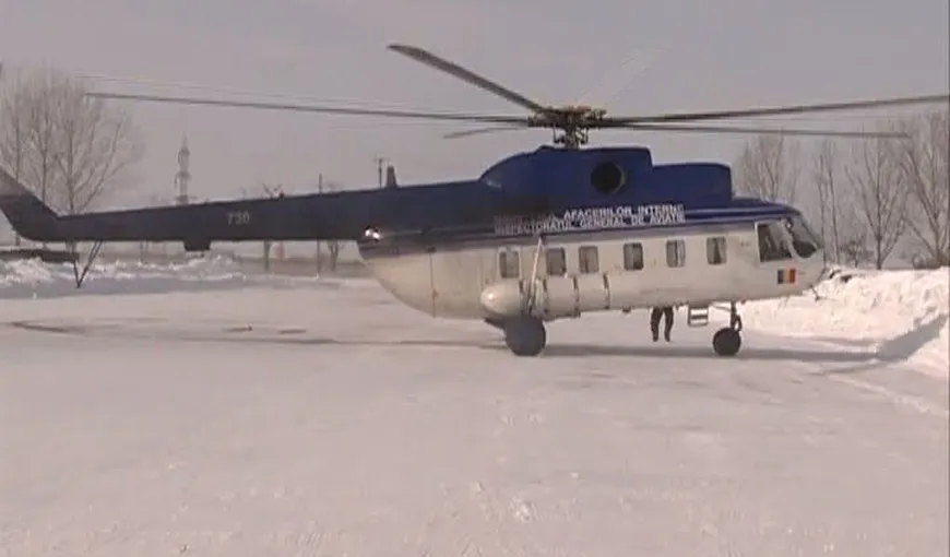 Un elicopter al MAI transportă alimente sinistraţilor din judeţul Brăila. Prefectul judeţului a demisionat