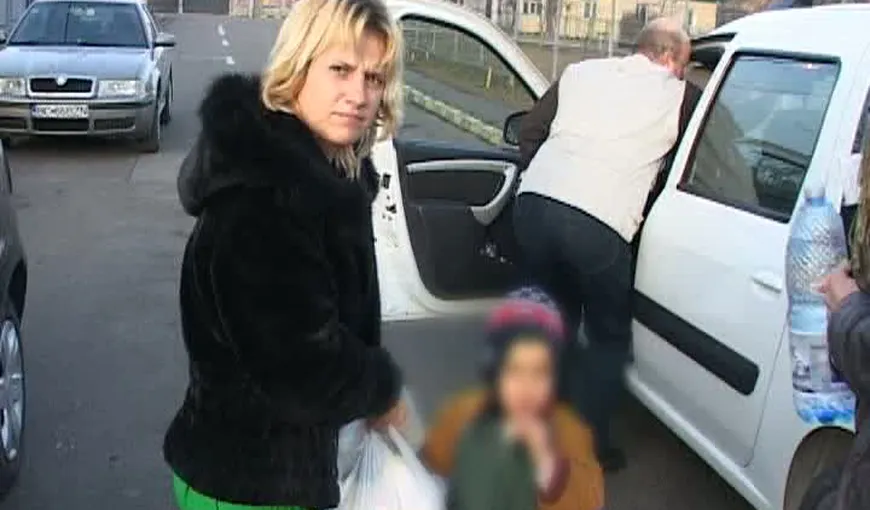 Prostituata din BACĂU care făcea SEX cu clienţii ÎN FAŢA COPILULUI EI de 4 ani, dusă la centrul maternal VIDEO