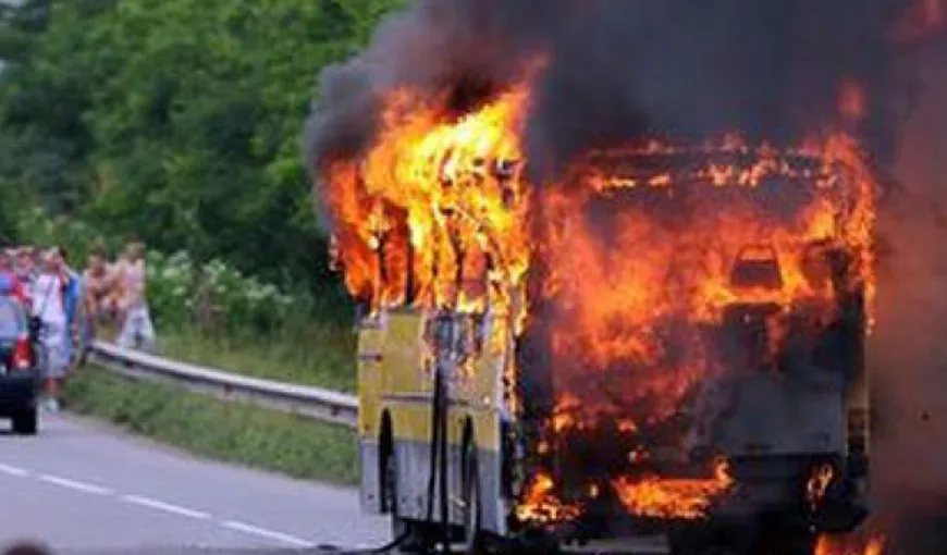 Un autobuz de persoane a ars ca o torţă în Iaşi VIDEO