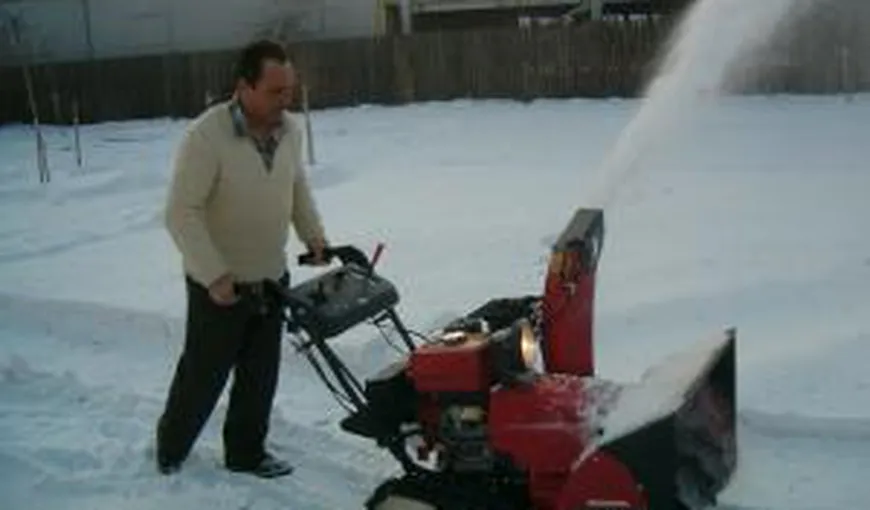 Ai bătături de la dat zăpada cu lopata? Vezi cât costă o freză de zăpadă casnică, pe curent sau benzină