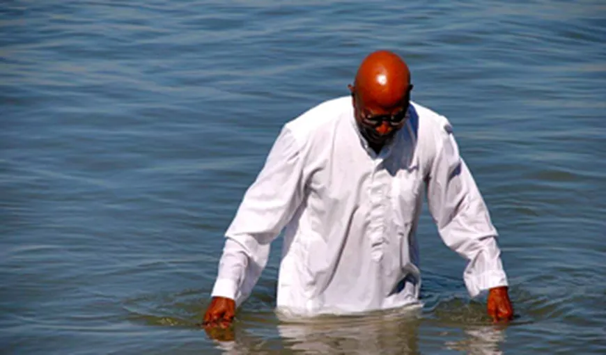 Un popă s-a înecat în faţa enoriaşilor încercând să meargă pe apă, ca Iisus