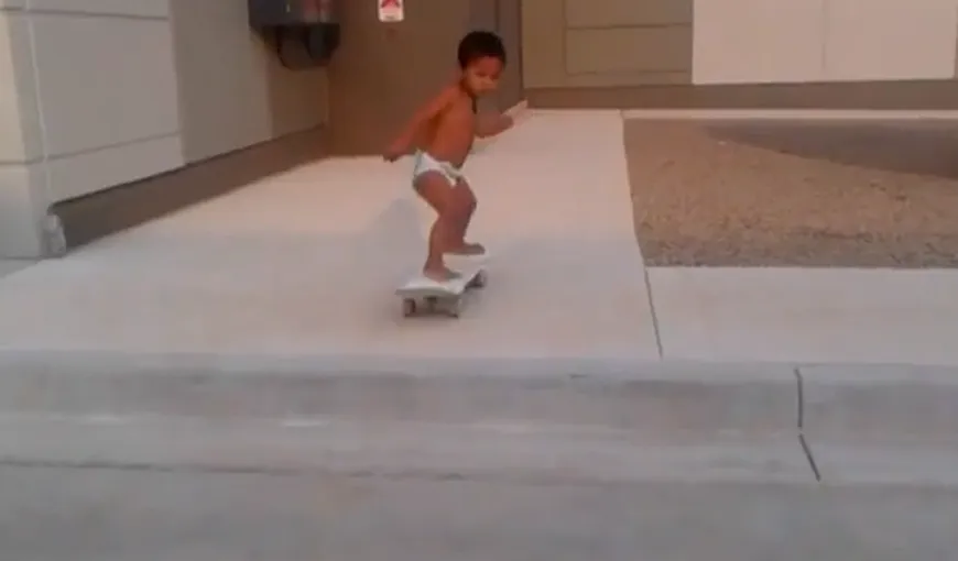 O nouă senzaţie pe YouTube: Un băieţel face skateboarding la doar doi ani VIDEO