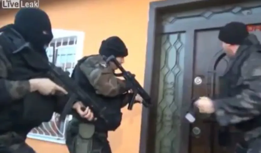 SENZAŢIE pe INTERNET: Vezi cum s-au făcut de râs DURII poliţiei turce la o percheziţie VIDEO