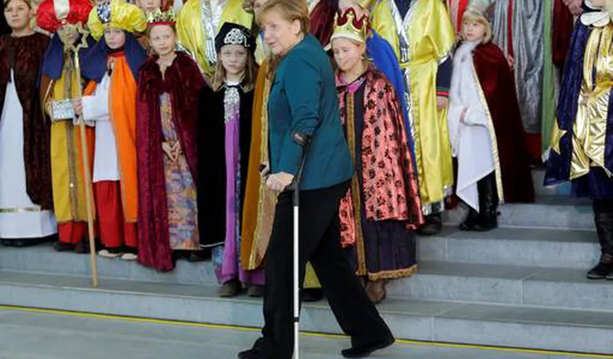Merkel apare prima dată în public, sprijinindu-se în cârje, în urma accidentului la schi VIDEO