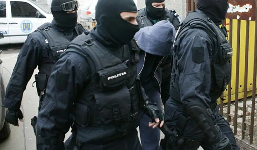 Peste 20 de persoane, audiate într-un caz de evaziune cu haine vândute pe internet, la Bucureşti