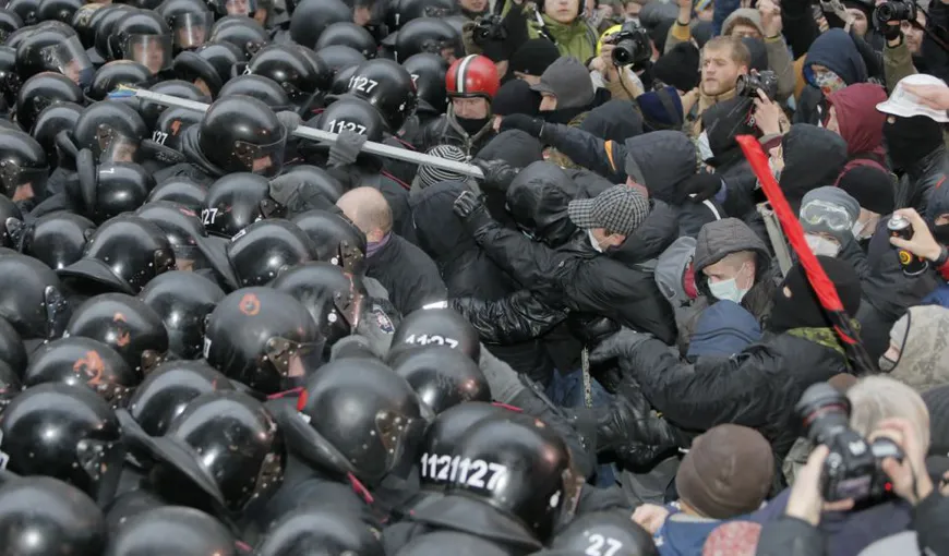 PROTESTE KIEV. Noi ciocniri între manifestanţi şi poliţie, într-o luptă de gherilă urbană