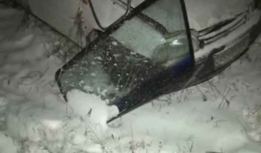 Accident GRAV pe DN7. O maşină cu trei pasageri a ajuns în râpă din cauza poleiului VIDEO