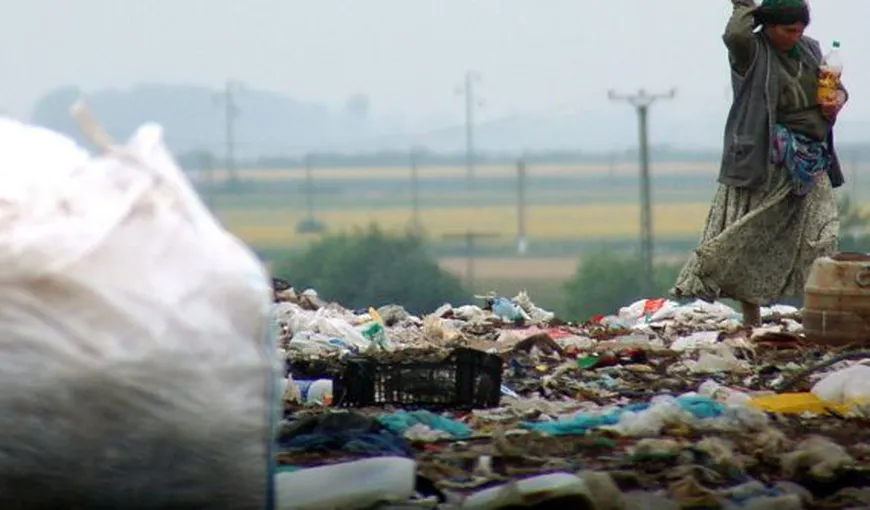Autorităţile din Cluj, obligate să achite câte 2.000 euro romilor mutaţi la groapa de gunoi