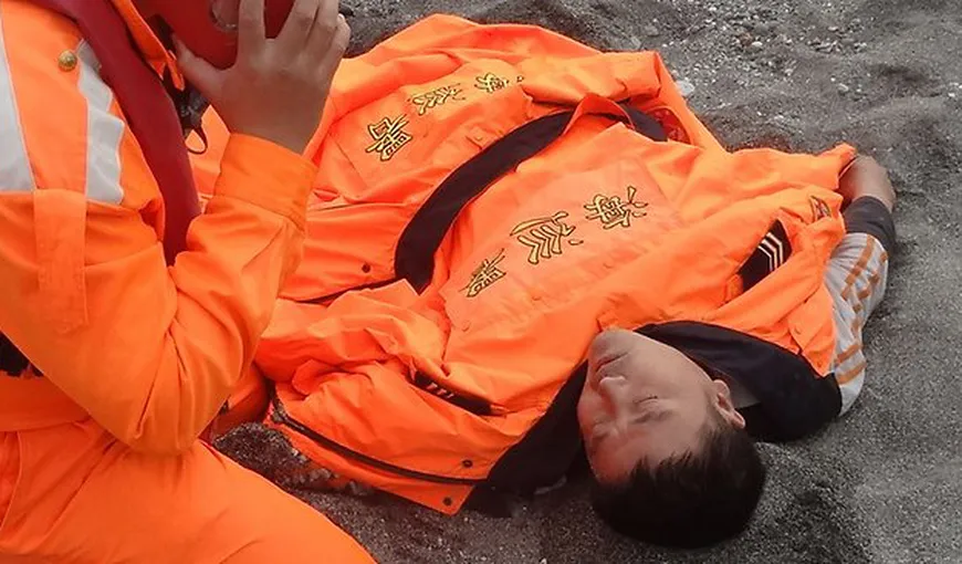 Un taiwanez a fost salvat după ce a plutit pe mare 60 de ore, agăţat de capacul unui sicriu