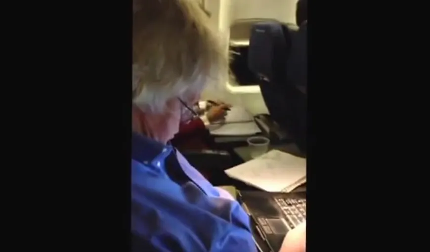 A adormit în avion, cu degetul pe tastatură