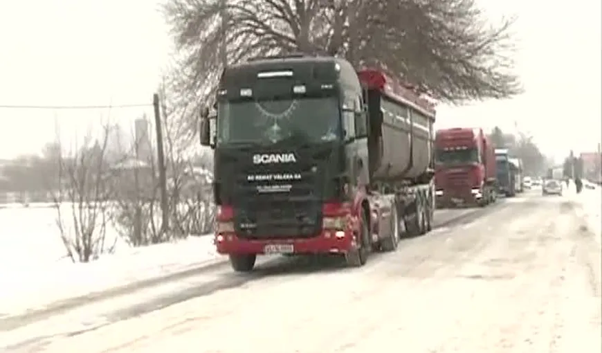 Convoi de 30 de TIR-uri blocate de trei zile în zăpadă, conduse de poliţişti spre Capitală