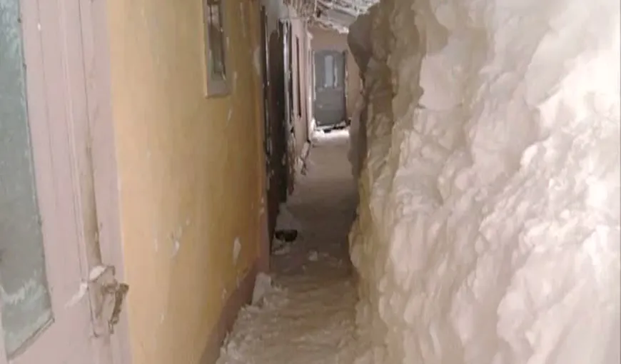 Oamenii din Buzău sunt DISPERAŢI: Îşi fac tuneluri prin zăpadă ca să iasă din case VIDEO