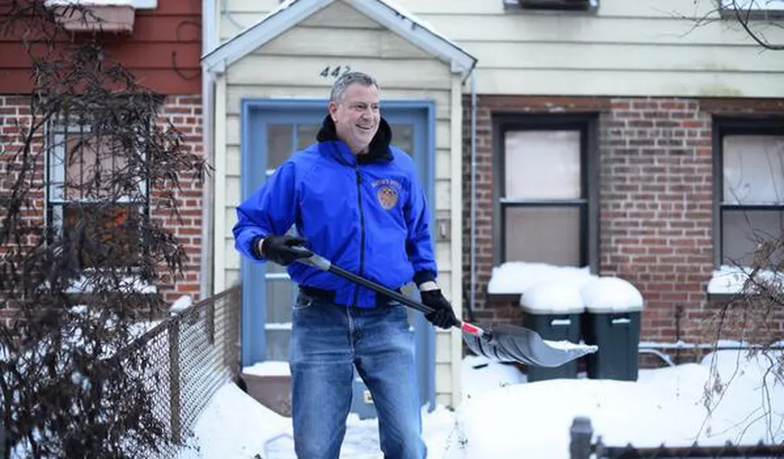 Ambasada SUA a postat o imagine cu PRIMARUL din New York care CURĂŢĂ zăpada: „ŞI LA VOI NINGE?”