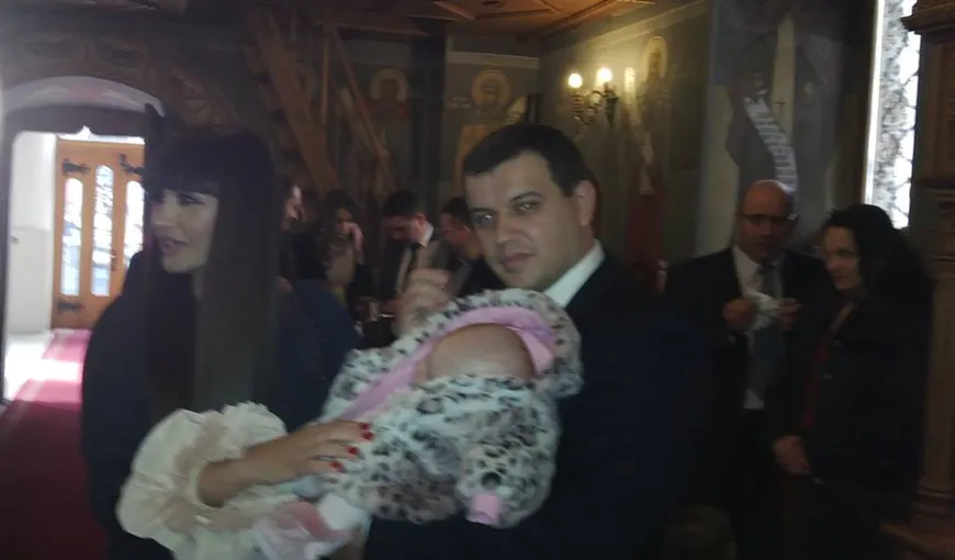 Traian Băsescu şi Elena, oaspeţi de onoare la botezul fiicei lui Eugen Tomac, şeful Mişcării Populare FOTO