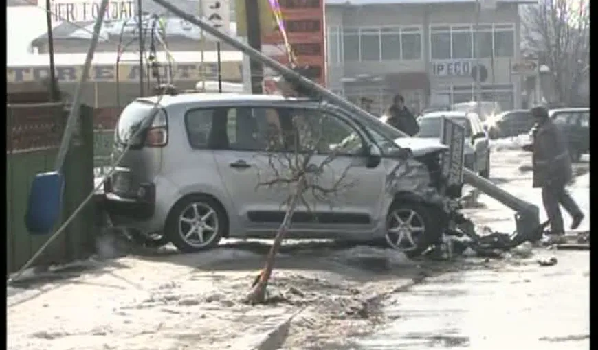 Accident grav în Târgu-Jiu. Un şofer a intrat cu maşina într-un stâlp VIDEO
