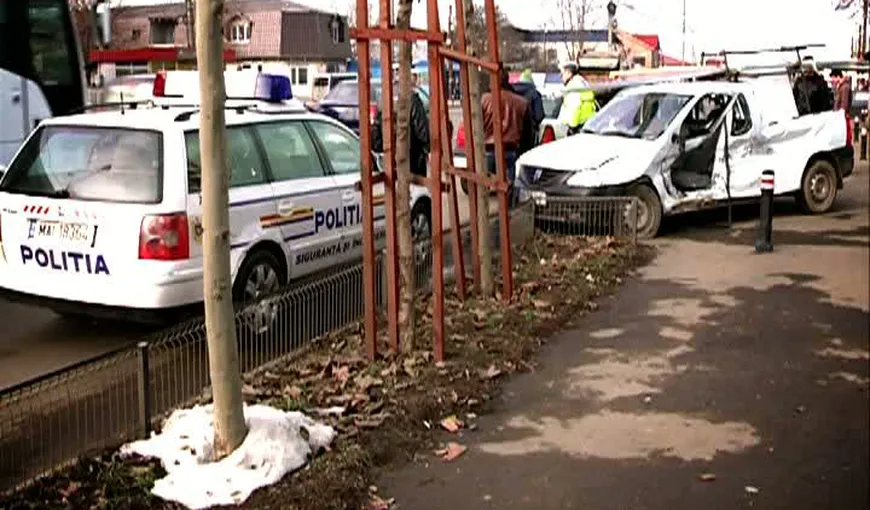 Doi bărbaţi au scăpat nevătămaţi după ce maşina în care se aflau a fost izbită de un tramvai VIDEO