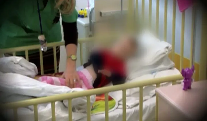 ŞOCANT: O fetiţă a fost înfometată de părinţi. La 5 ani arată ca un bebeluş de 3 luni VIDEO