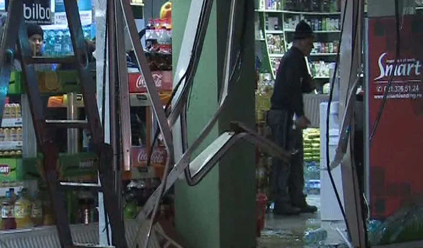 Accident CUMPLIT cu doi morţi, surprins de camere, la Buzău. Maşina a intrat cu viteză în magazin VIDEO
