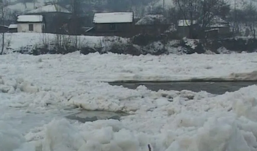 Stare de alertă în Neamţ, pe râul Bistriţa: S-au format blocuri de gheaţă şi de cinci metri grosime